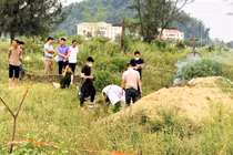 Phát hiện nam thanh niên tử vong bên lề đường