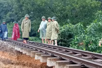 Đường sắt Bắc – Nam bị sạt lở, nhiều đoàn tàu bị ách tắc