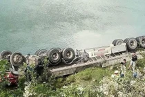 Xe đầu kéo lao xuống sông, tài xế tử vong tại chỗ