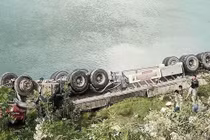 Xe đầu kéo lao xuống sông, tài xế tử vong tại chỗ