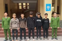 Nghệ An: Bắt khẩn cấp nhóm đối tượng ném vỡ kính xe khách