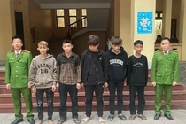 Nghệ An: Bắt khẩn cấp nhóm đối tượng ném vỡ kính xe khách