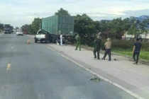 Ô tô bán tải đâm vào container, 6 người thương vong