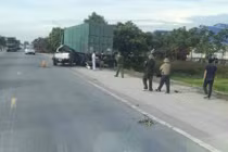 Ô tô bán tải đâm vào container, 6 người thương vong