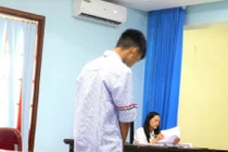 Đâm bạn trọng thương chỉ vì bị nhắc nhở việc nói chuyện riêng