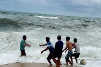 Cứu hộ thành công 3 ngư dân gặp nạn trên biển