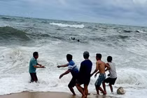 Cứu hộ thành công 3 ngư dân gặp nạn trên biển