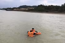 Nghệ An: Cứu sống 2 người nhảy cầu Bến Thuỷ tự tử