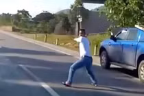 Xác minh thông tin “cầm gậy golf lao ra giữa đường dằn mặt tài xế khác”