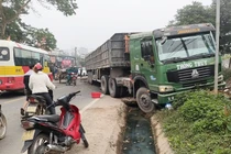 Hà Tĩnh: Va chạm xe đầu kéo, người đàn ông tử vong tại chổ