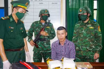 Bắt giữ 2 đối tượng vận chuyển 4 bánh heroin, 2kg ma tuý đá