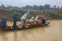 Quặn lòng lễ tang nam sinh bị nước lũ cuốn trôi ở Hà Tĩnh