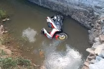 Xe máy lao xuống mương nước, 2 người thương vong