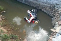 Xe máy lao xuống mương nước, 2 người thương vong