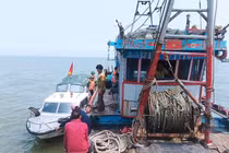 Nghệ An: Cứu hộ thành công 4 ngư dân gặp nạn trên biển