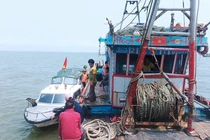 Nghệ An: Cứu hộ thành công 4 ngư dân gặp nạn trên biển