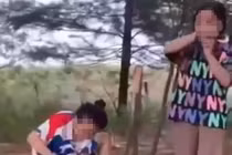 Phẫn nộ cảnh nữ sinh bị bạn cùng trường hành hung dã man