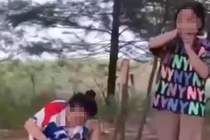 Phẫn nộ cảnh nữ sinh bị bạn cùng trường hành hung dã man