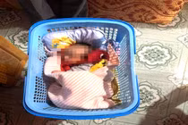 Bé trai sơ sinh bị bỏ rơi trước nhà dân kèm lá thư “nhờ nuôi giúp”