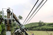 Nghệ An: Sau nắng nóng, nhiều nhà dân bị giông lốc thổi bay