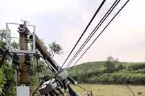 Nghệ An: Sau nắng nóng, nhiều nhà dân bị giông lốc thổi bay