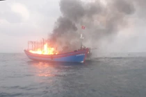 Nghệ An: Cháy tàu cá, 10 ngư dân may mắn thoát nạn