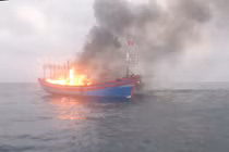 Nghệ An: Cháy tàu cá, 10 ngư dân may mắn thoát nạn