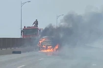 Nghệ An: Đang chạy giữa đường, ôtô bất ngờ bốc cháy dữ dội