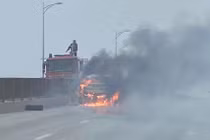 Nghệ An: Đang chạy giữa đường, ôtô bất ngờ bốc cháy dữ dội