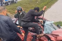 Hiện trường vụ xe tải va chạm ô tô con, nhiều người bị thương