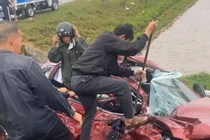 Hiện trường vụ xe tải va chạm ô tô con, nhiều người bị thương