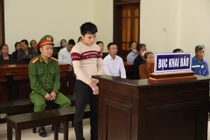 Hà Tĩnh: Ném đá vào đầu cụ ông, nam thanh niên lĩnh 6 năm tù