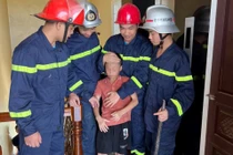 Nghệ An: Giải cứu 3 người mắc kẹt trong thang máy