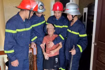 Nghệ An: Giải cứu 3 người mắc kẹt trong thang máy