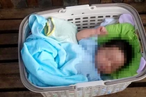 Hà Tĩnh: Bé trai sơ sinh bị bỏ rơi trước cổng chùa