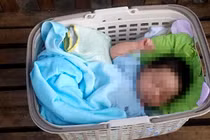 Hà Tĩnh: Bé trai sơ sinh bị bỏ rơi trước cổng chùa