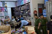 Phát hiện lượng lớn xúc xích, chân gà không rõ nguồn gốc