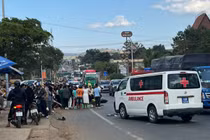 Xe cứu thương va chạm với xe máy khiến 1 người tử vong