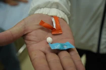 30 học sinh ở Lâm Đồng nhập viện sau khi ăn kẹo lạ