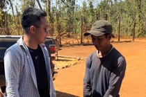 Đâm vỡ đèn ôtô, chàng trai nghèo chờ hơn 90 phút để bồi thường chủ xe