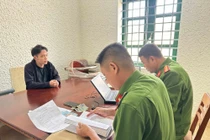 Bắt thanh niên cho hàng chục học sinh vay lãi suất "cắt cổ"