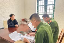 Bắt thanh niên cho hàng chục học sinh vay lãi suất "cắt cổ"