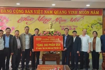 Chủ tịch Quốc hội tặng 300 phần quà Tết cho người dân Đắk Lắk