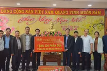 Chủ tịch Quốc hội tặng 300 phần quà Tết cho người dân Đắk Lắk