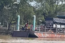 Thót tim cảnh xe tải chở 3 người lao từ phà xuống sông Tiền