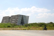 TP HCM: Tận mục trung tâm triển lãm 800 tỷ xây cả thập kỷ chưa xong 