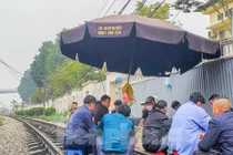 Hà Nội: Quán trà đá mạo hiểm, khách ngồi ngay trên... đường ray tàu hỏa 