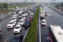 Ngập úng, ô tô ùn ứ kéo dài trên cao tốc Pháp Vân - Cầu Giẽ