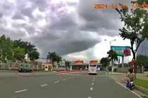 Đà Nẵng: Tài xế lái xe biển xanh đi ngược chiều vào sân bay 