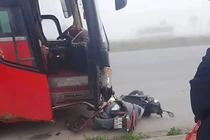 3 người trong gia đình thương vong sau cú va chạm mạnh với xe khách